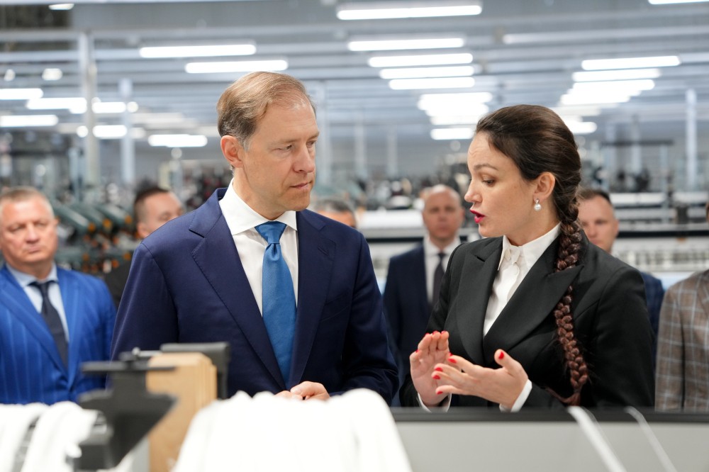 Надежда Аверина представляет вице-премьеру РФ Денису Мантурову уникальную технологию производства рулонных штор, фото: пресс-служба правительства РФ. 