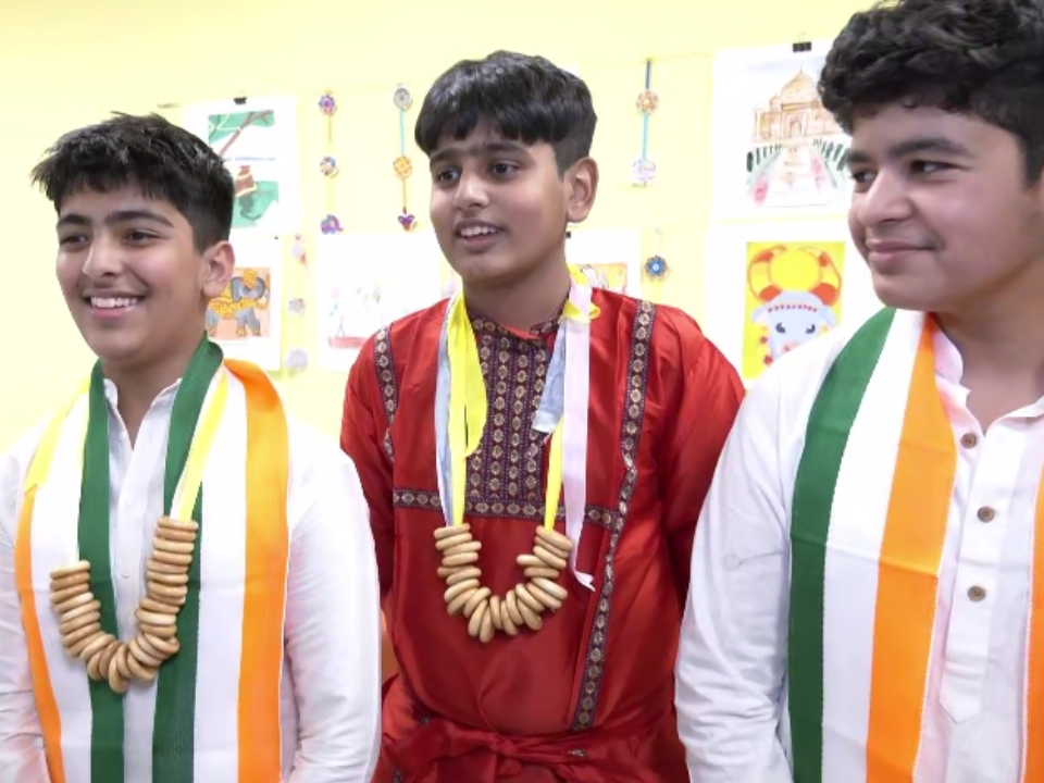 Ивантеевские школьники угостили гостей из Индии блинами, пельменями и квасом