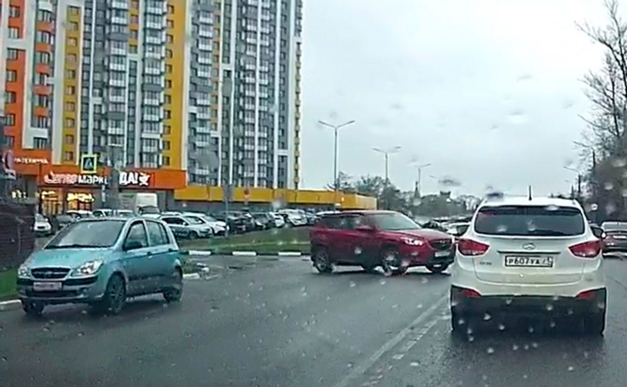 На ул. Оборонной водителя красной Mazda не смутила двойная сплошная