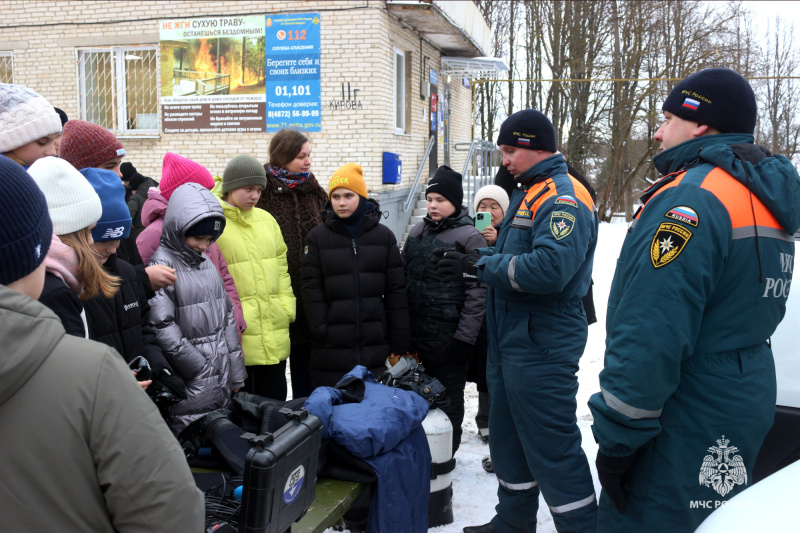 Около 200 тульских школьников провели день безопасно вместе со спасателями