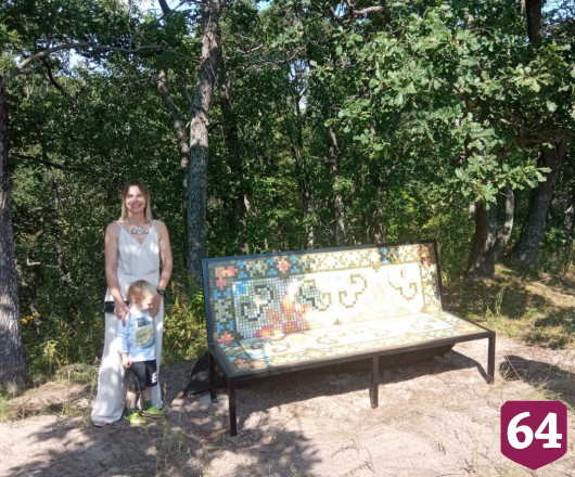 В саратовском селе Лох установили мозаичную лавочку