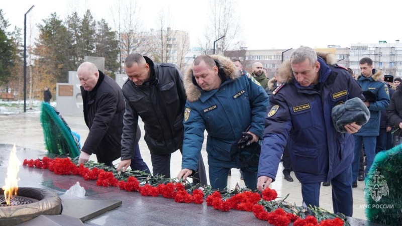 В Ноябрьске проходит второй день «Конгресса безопасности Арктики 2024».День начался с возложения цветов к мемориалу на площади Памяти.