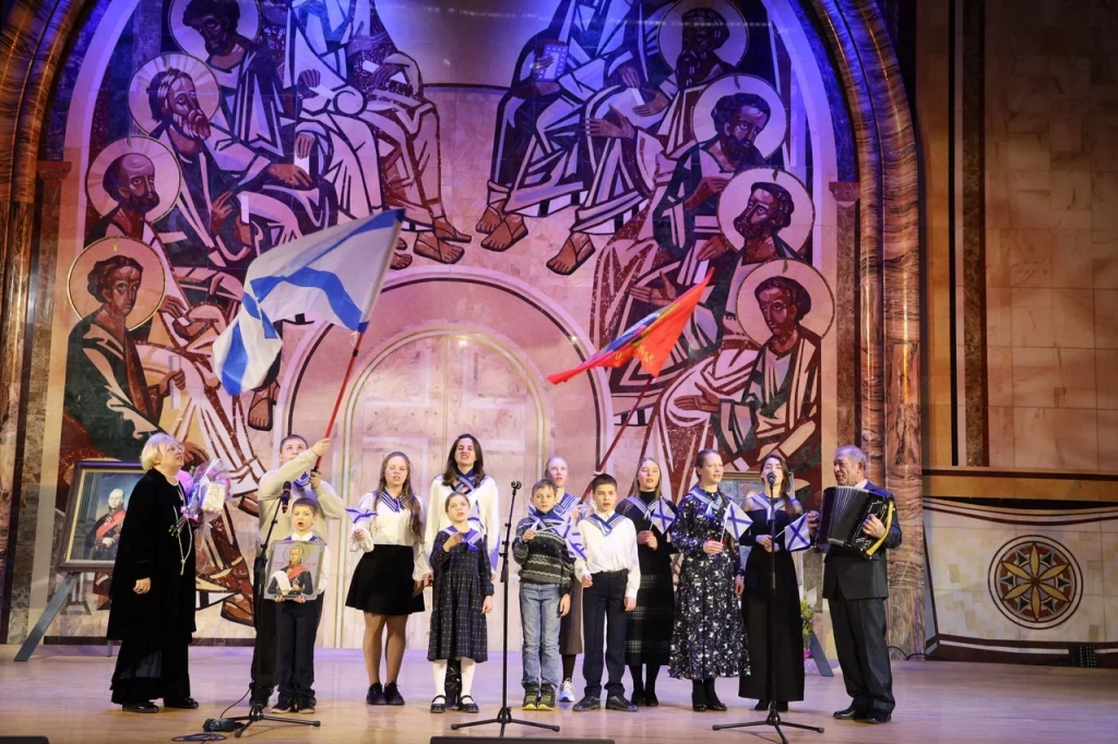 Ганичева и юные ушаковцы.JPG