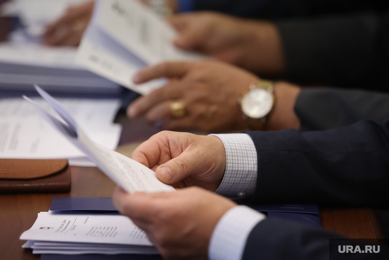 Комитет по экономической политике. Курган , чиновник, заседание, руки депутата, собрание глав