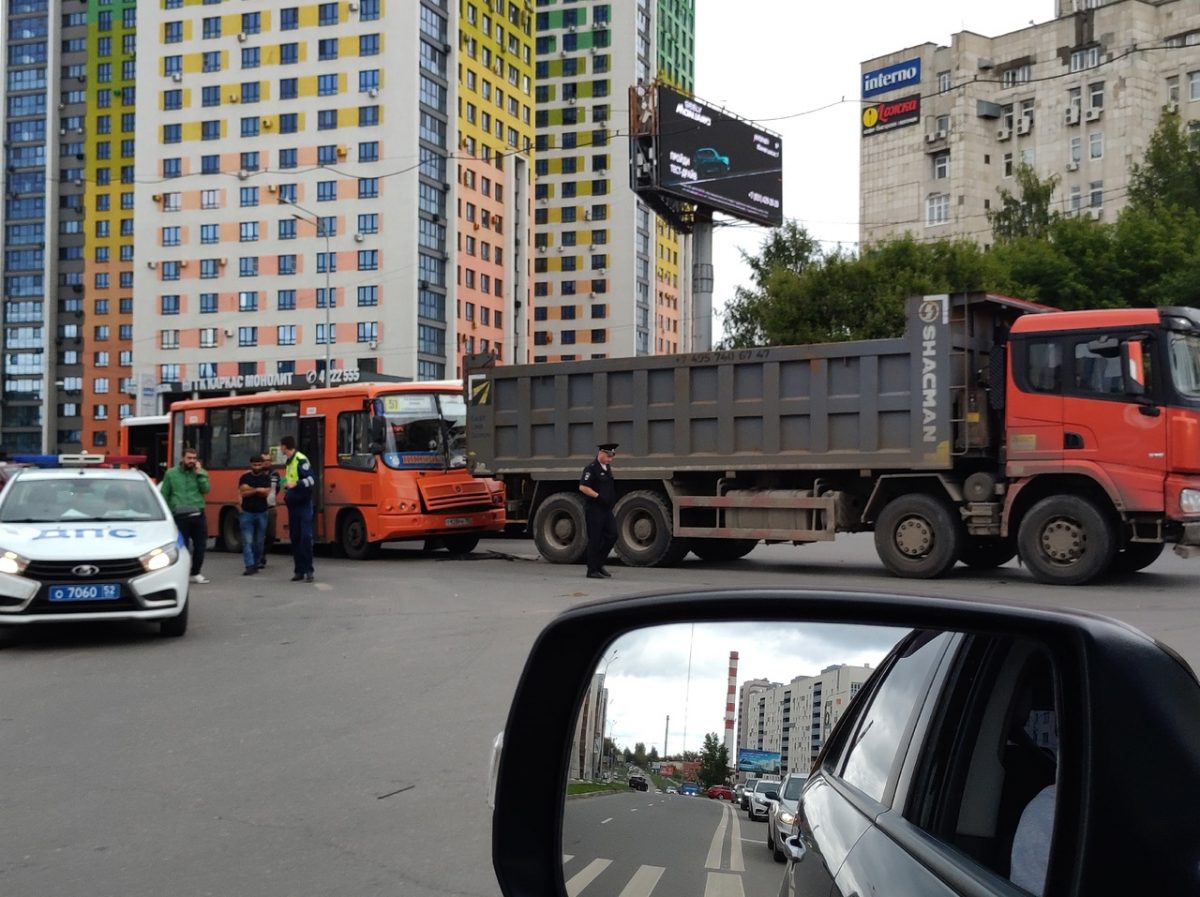 3 человека пострадали при столкновении автобуса с грузовиком на улице Родионова