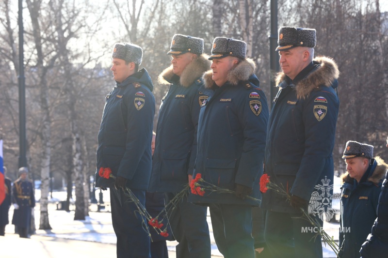 Сотрудники МЧС России возложили цветы к Могиле Неизвестного солдата в Александровском саду