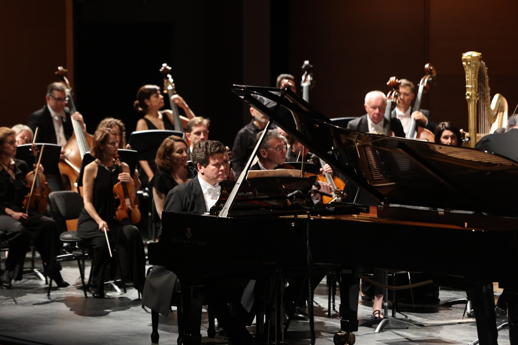 Денис Мацуев и Симфонический оркестр Мариинского театра. Фото: Александр Шапунов (2024).