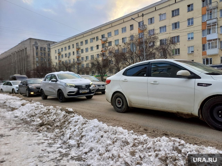 Уборка снега в Октябрьском районе. Екатеринбург , улица луначарского