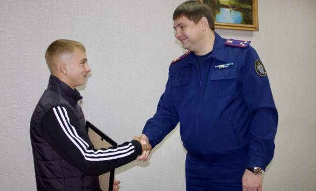 Подросток из Черной Холуницы получил награду за спасение детей из пожара