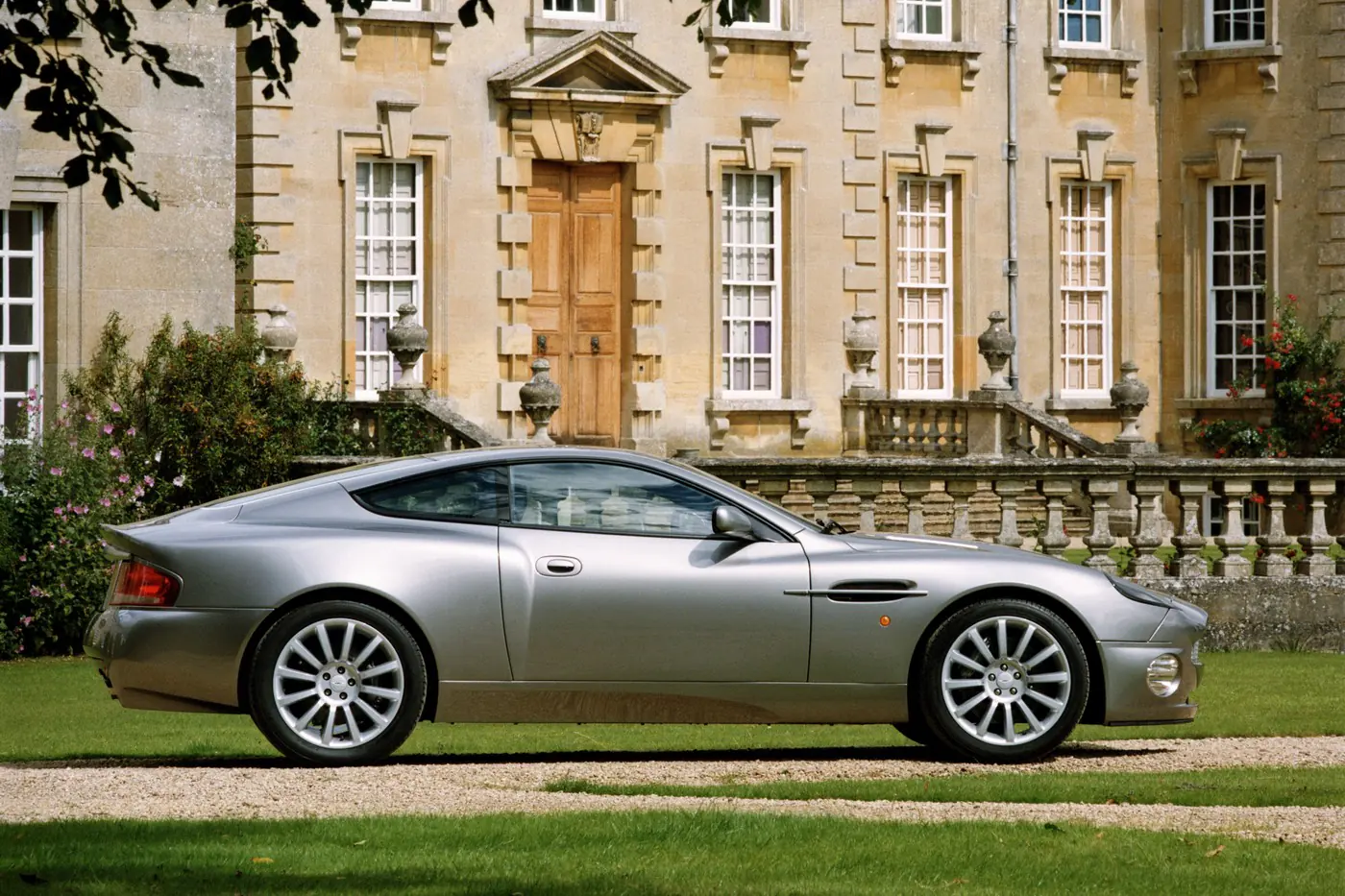 Три поколения победителей: четвертьвековой юбилей Aston Martin Vanquish