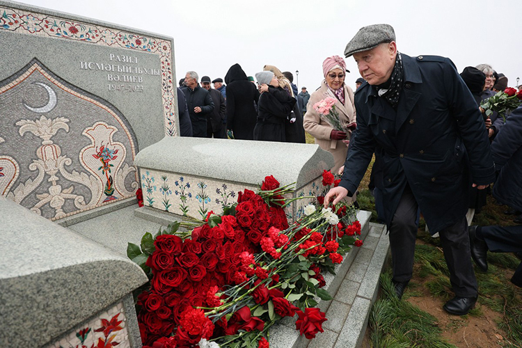 Завершилась церемония возложением цветов к могиле