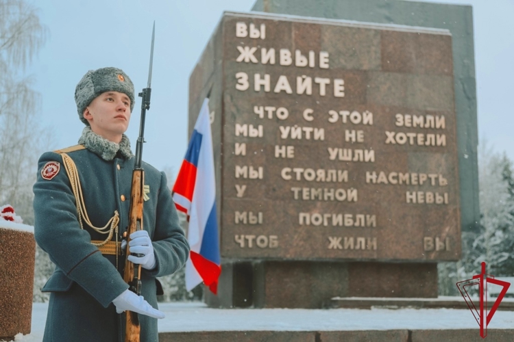 На Невском пятачке сотрудники и военнослужащие Росгвардии почтили память павших защитников Ленинграда