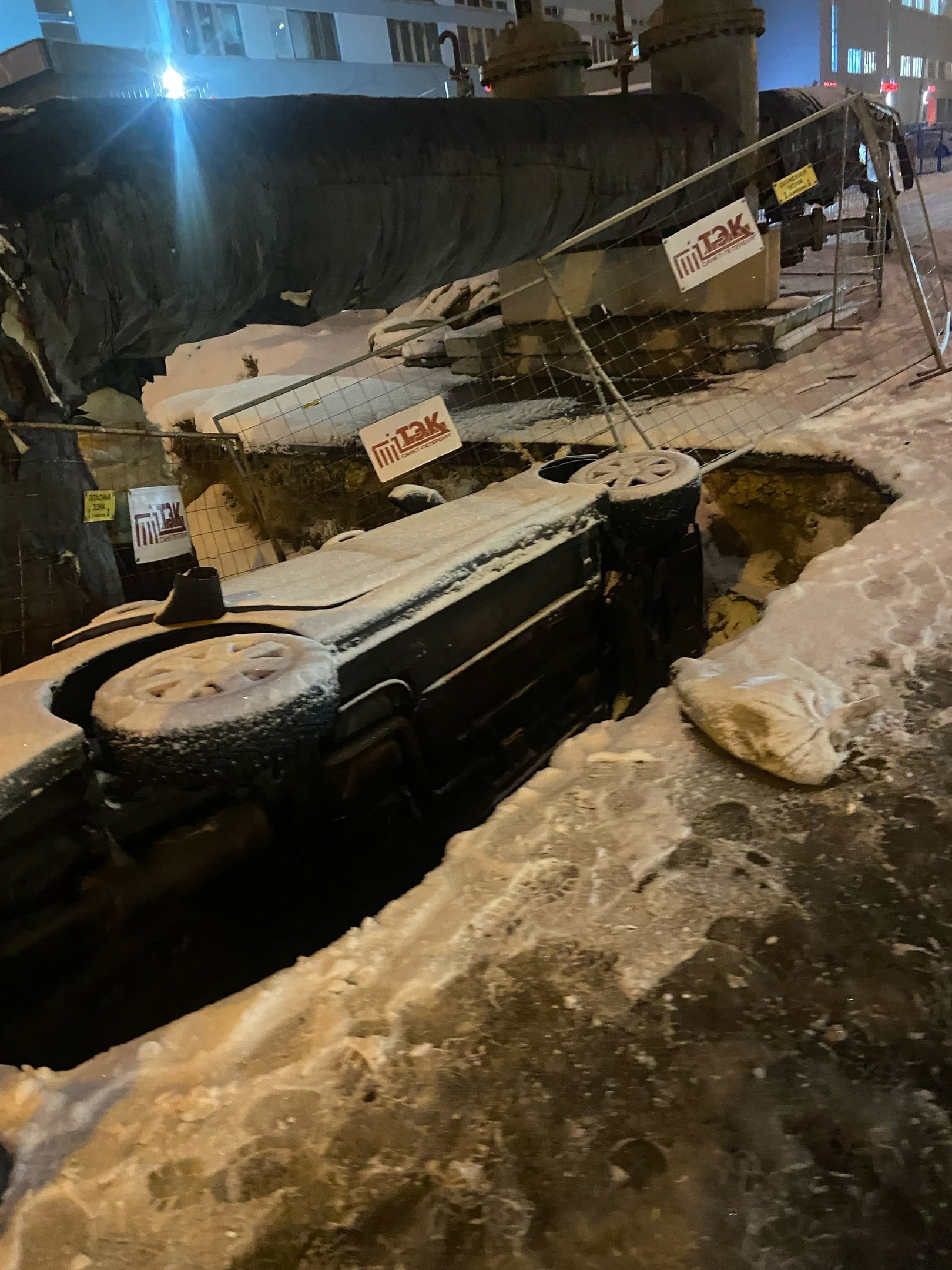 карстовый провал в нижегородской области. сломанные дороги. север. яма в земле. яма.