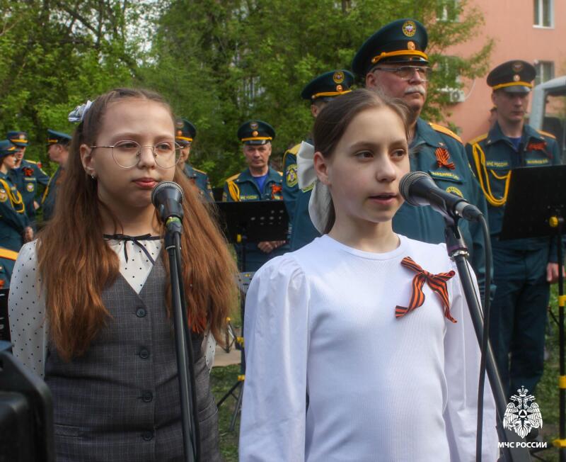 Музыка военных лет под окнами: в Омске труженицу тыла поздравили фронтовыми песнями