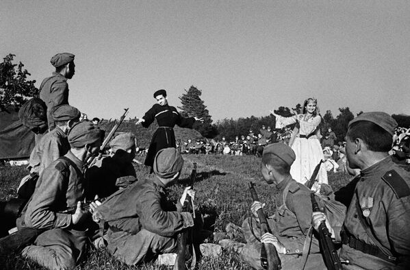 Фронтовая операция советских войск 2-го Прибалтийского фронта (командующий генерал армии А. И. Ерёменко) с целью освобождения Риги и выхода на побережье Рижского залива. Артисты Азербайджанской государственной филармонии выступают перед бойцами 2-го Прибалтийского фронта. - Sputnik Грузия