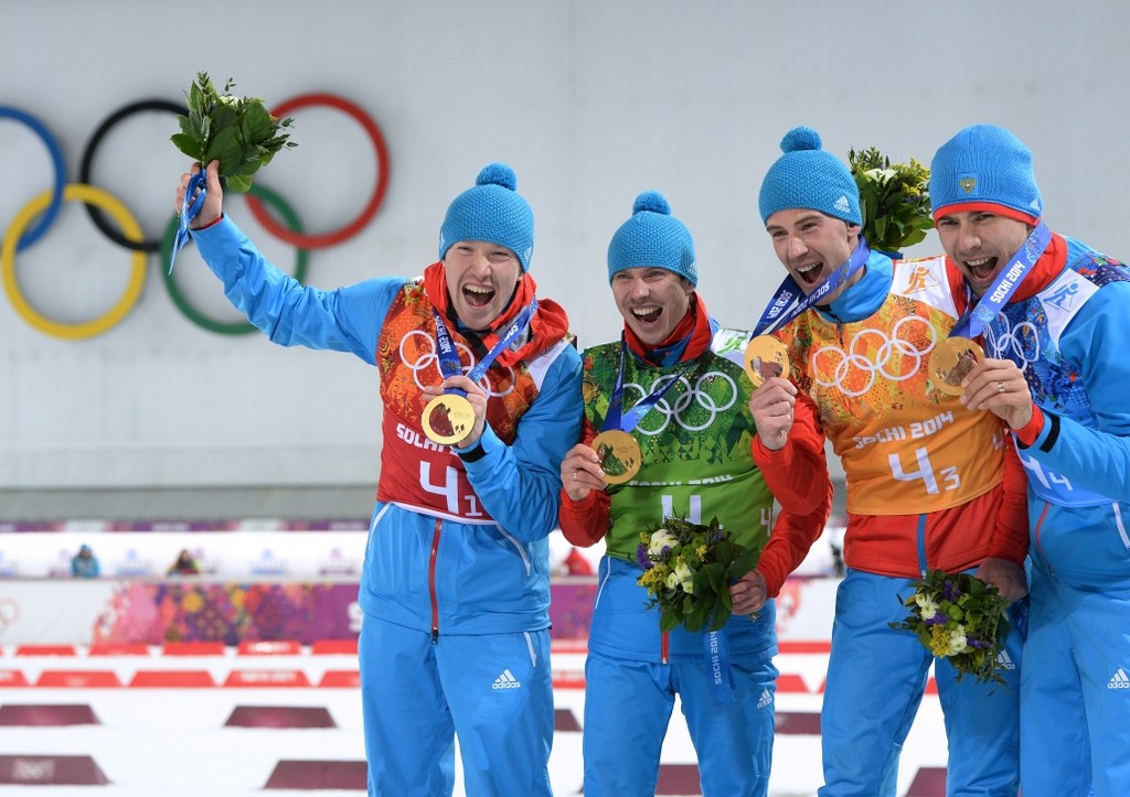 Алексей Волков (Россия), Евгений Устюгов (Россия), Дмитрий Малышко (Россия), Антон Шипулин (Россия), завоевавшие золотые медали в эстафете на соревнованиях по биатлону