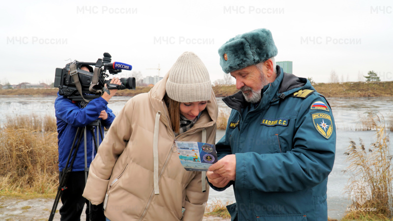 Сотрудники МЧС России напоминают об опасности осеннего льда