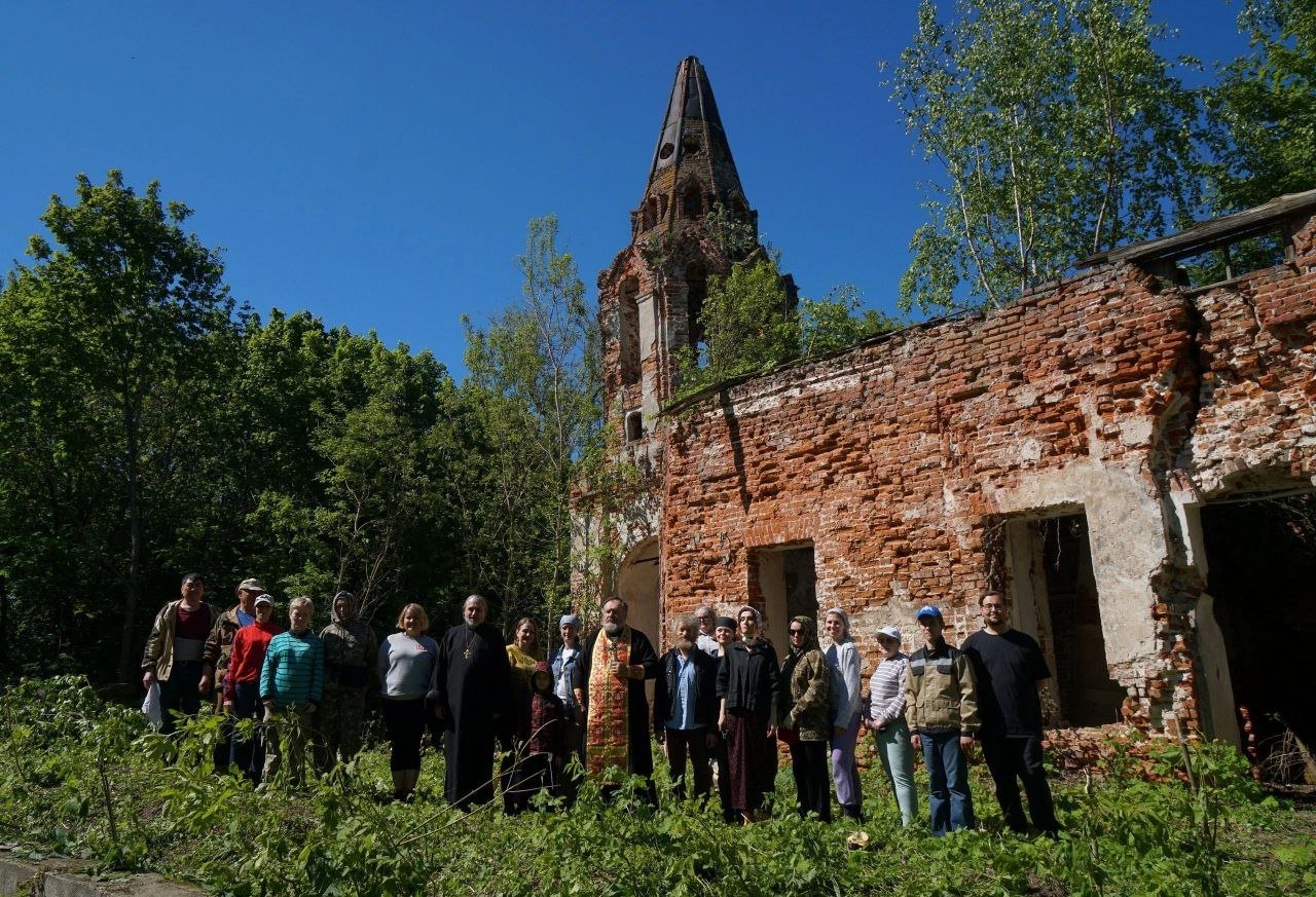 Добровольцы помогают «Белому Ирису» сохранять хрупкую старину