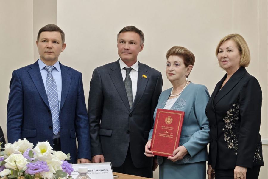 Депутат Николай Николаев поздравил заслуженного деятеля науки Чувашской Республики Ларису Меркулову с 85-летием