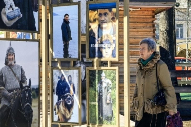 Прохожие с утра рассматривали фотографии.