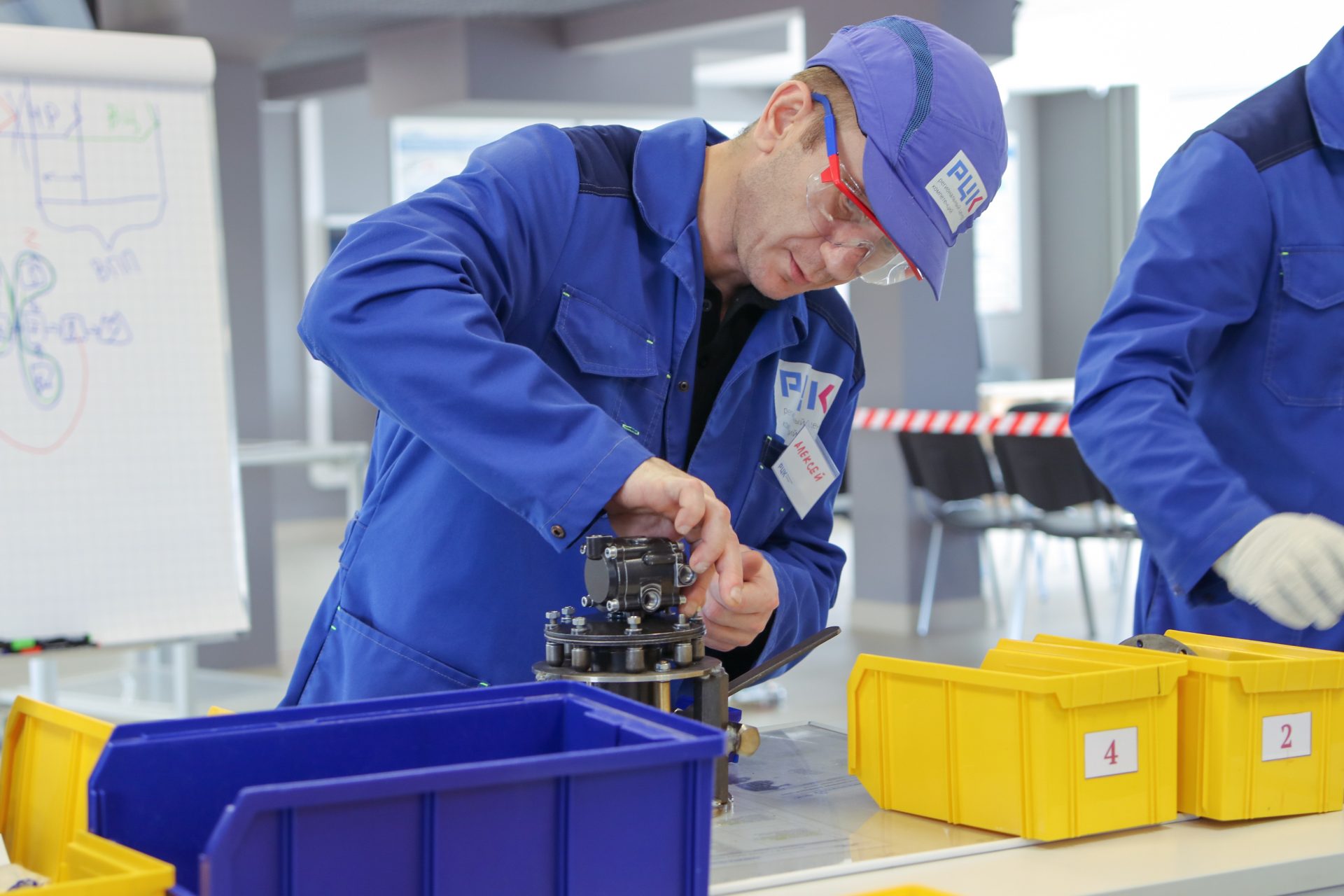 Работа в рязани на производстве для мужчин. Работа в рязани вакансии. Довольный работник. Сварщик. Работа в рязани на производстве для мужчин.