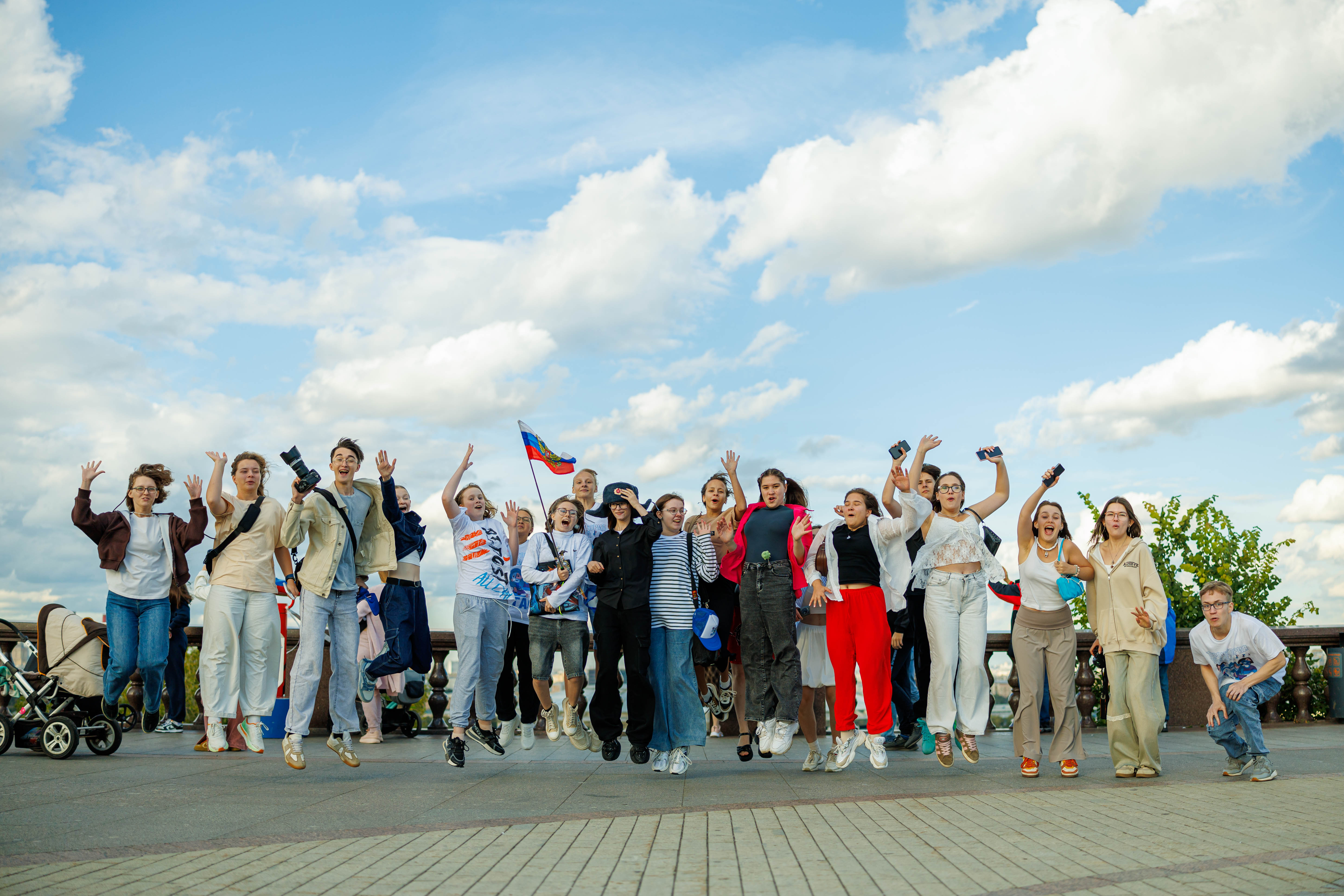 Литературная смена для ребят из городов «Росатома» завершилась премьерой спектакля, презентацией песен и выставкой картин