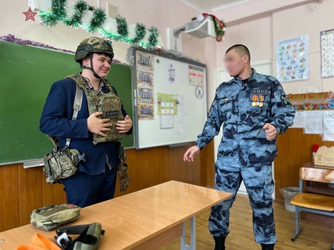 В Рузаевке росгвардеец провел урок мужества для будущих выпускников 