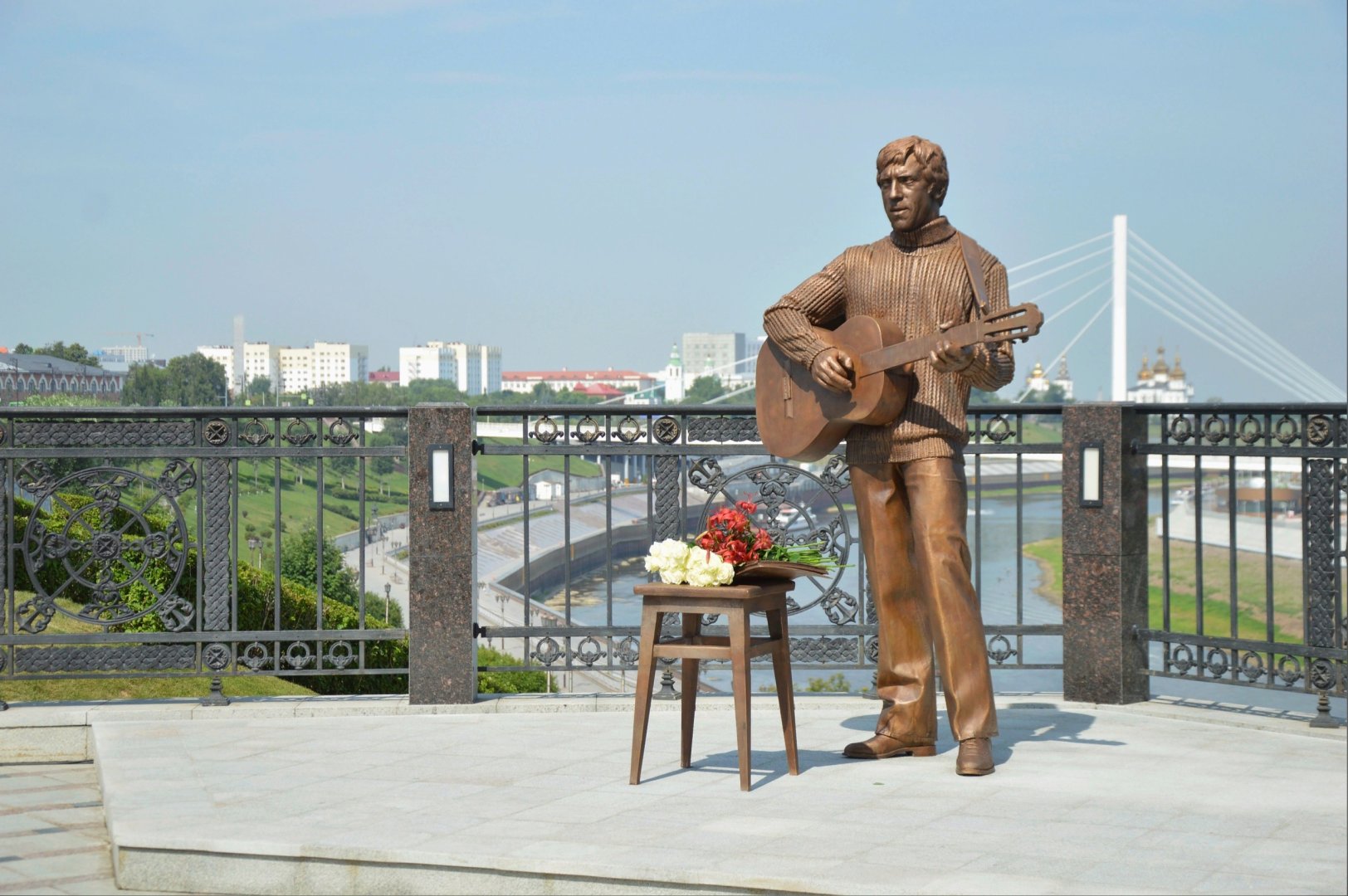 памятник высоцкому на бульваре в москве