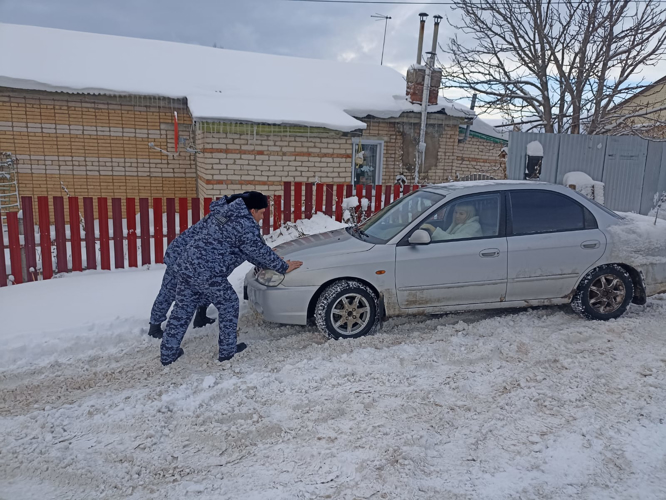 Росгвардейцы пришли на помощь автомобилистам во время снегопада в Самарской области