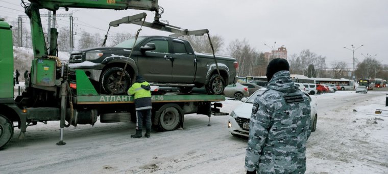 Дорогой пикап увезли на штраф-стоянку