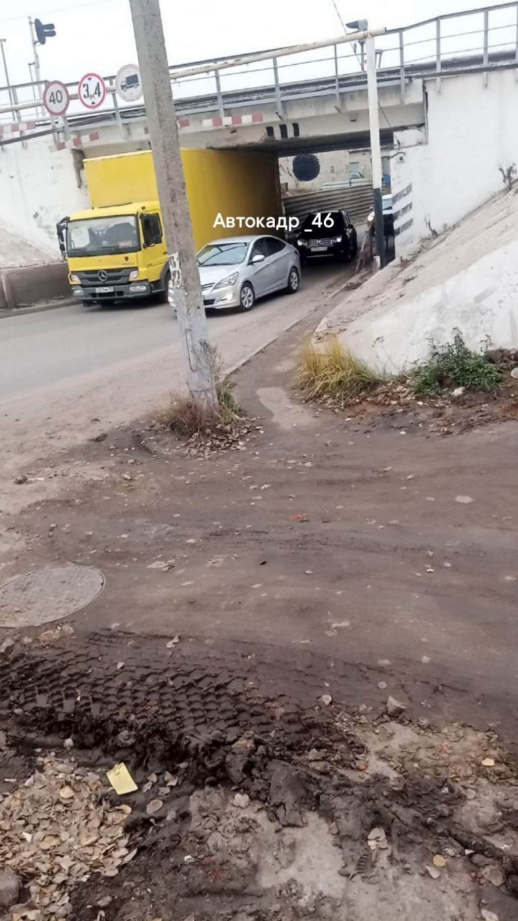 В Курске под железнодорожным мостом опять застряла фура