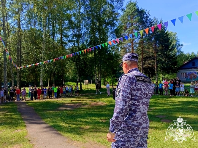 Сотрудники новгородской Росгвардии встретились с детьми из детского лагеря