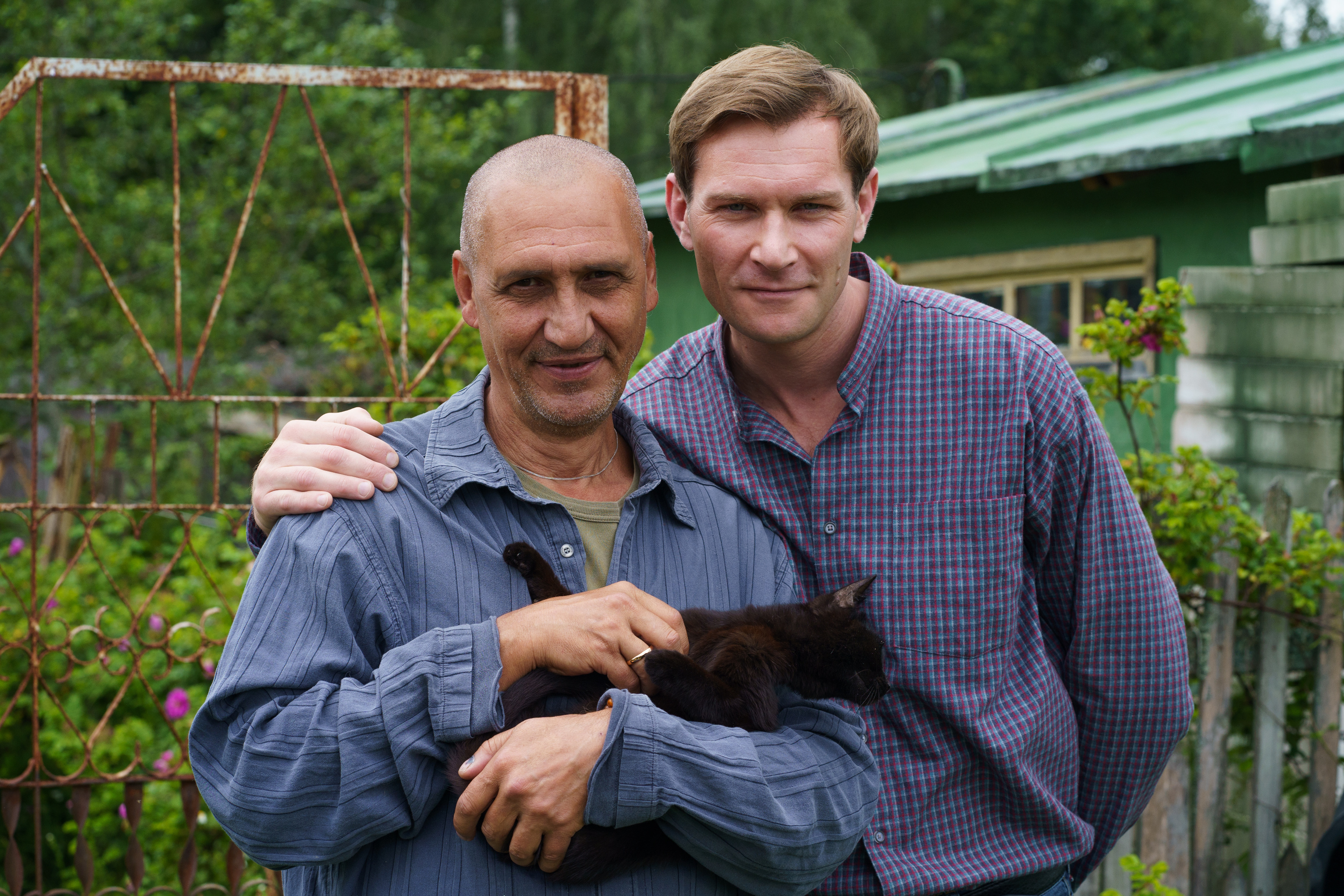 Экранный отец Коляна, которого играет Михаил Чуднов, кажется перегладил на съемках всех котов