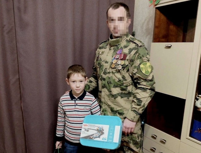 В рамках акции «Елка желаний» сотрудник Росгвардии исполнил новогоднюю мечту мальчика из Ярославской области