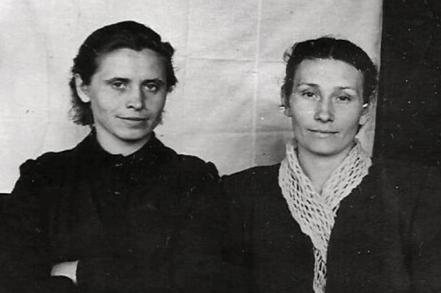 В 1957 году Любовь Ивановна Земляницына (слева) пришла работать в Дом пионеров руководителем кукольного театра. Справа - Л. Басунова руководитель кружка «Умелые руки».