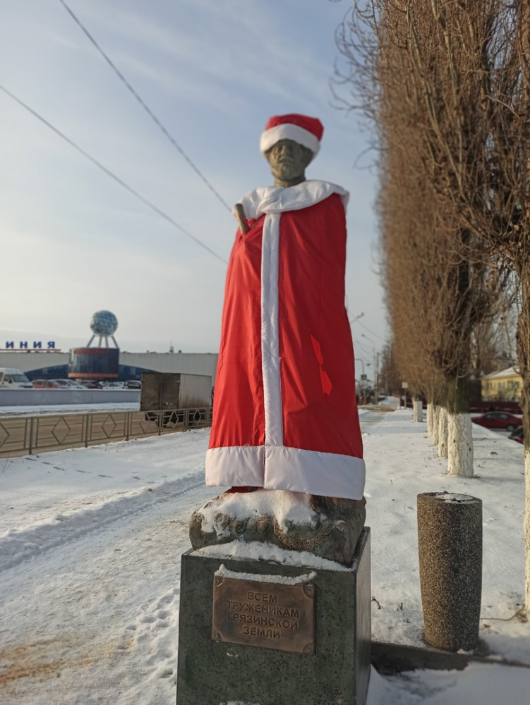 Памятник дворнику в Грязях нарядили в костюм Деда Мороза