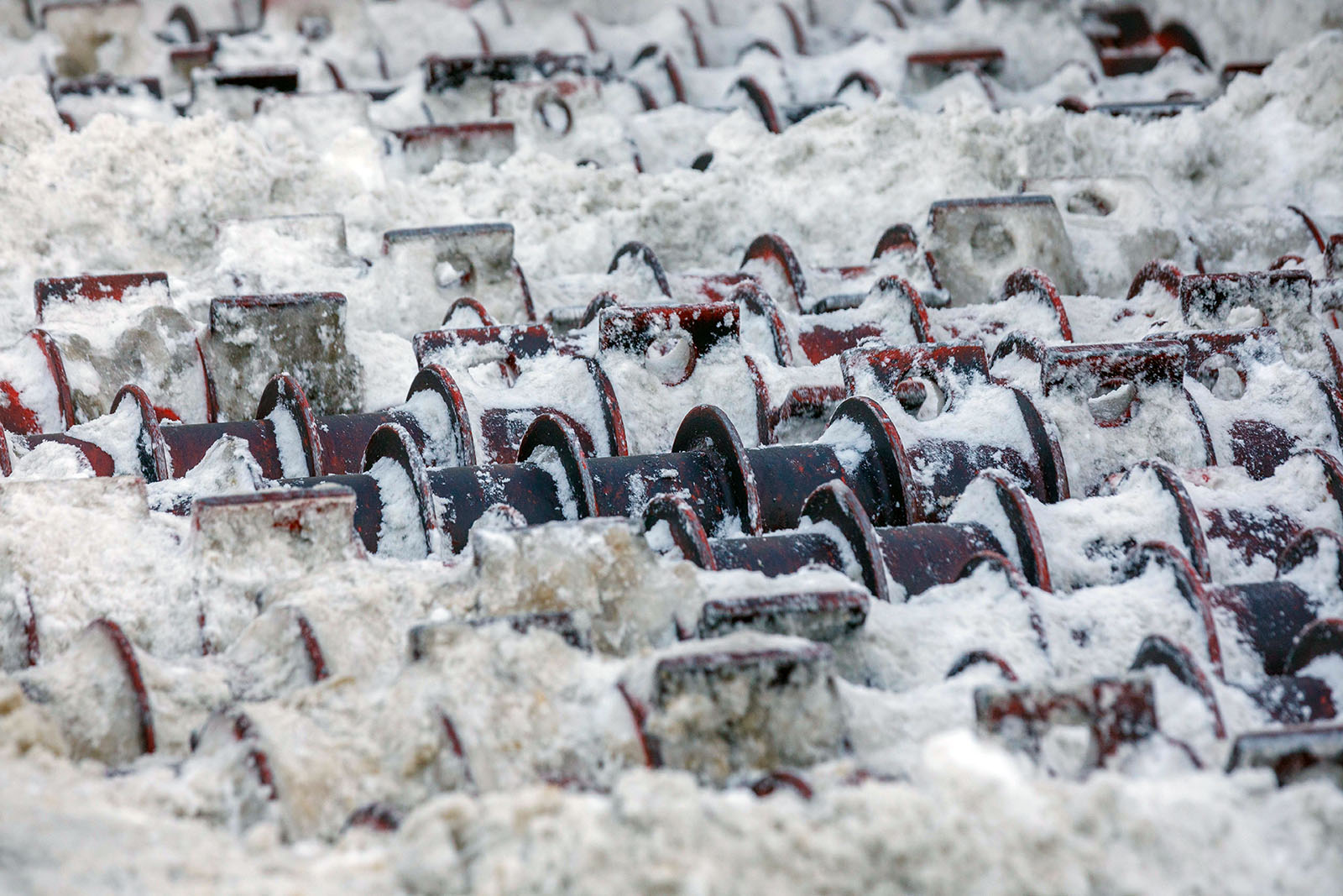 следы человека на снегу. твои следы на снегу. человек на зимней дороге. гора волосяная зимой. уходящий вдаль.