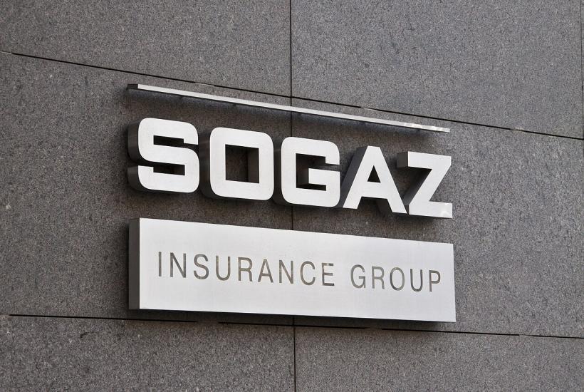 Вывеска на здании страховой группы 