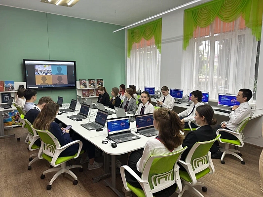 Школьники Сочи приняли участие во всероссийском образовательном проекте в сфере информационных технологий «Урок цифры»