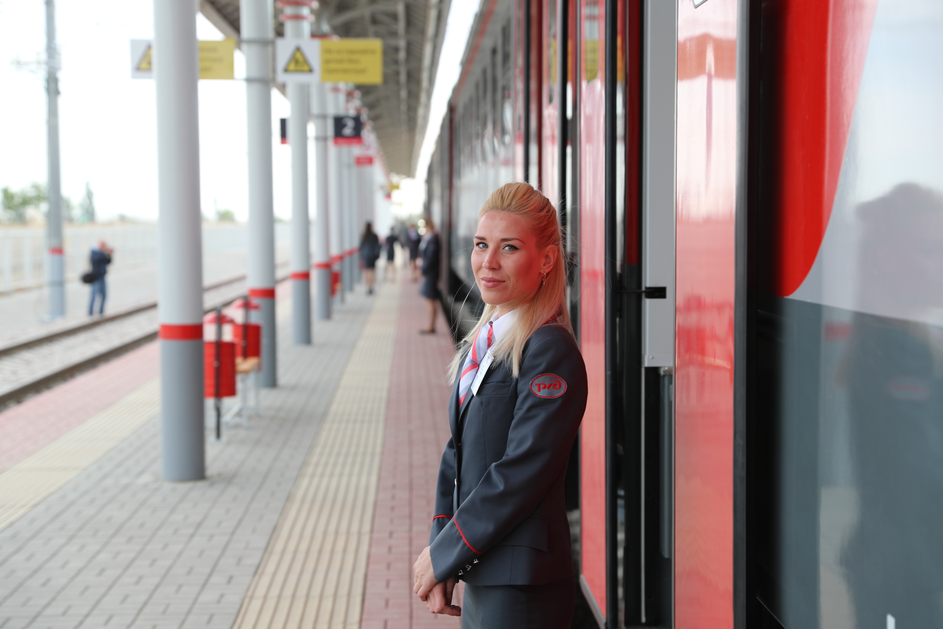 волгоград фирменный поезд. 8 марта ржд. форма проводницы пассажирского вагона ржд. станция волгоград 1 вокзал. электричка аэропорт волгоград.