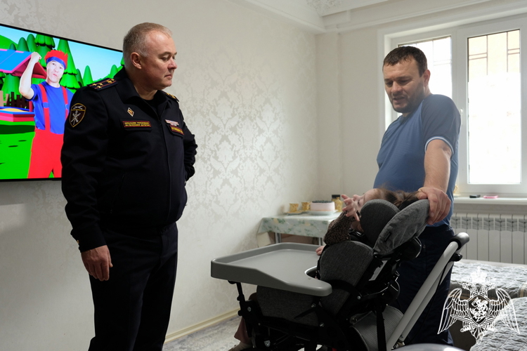Руководитель дагестанского управления Росгвардии исполнил новогодние желания особенных детей