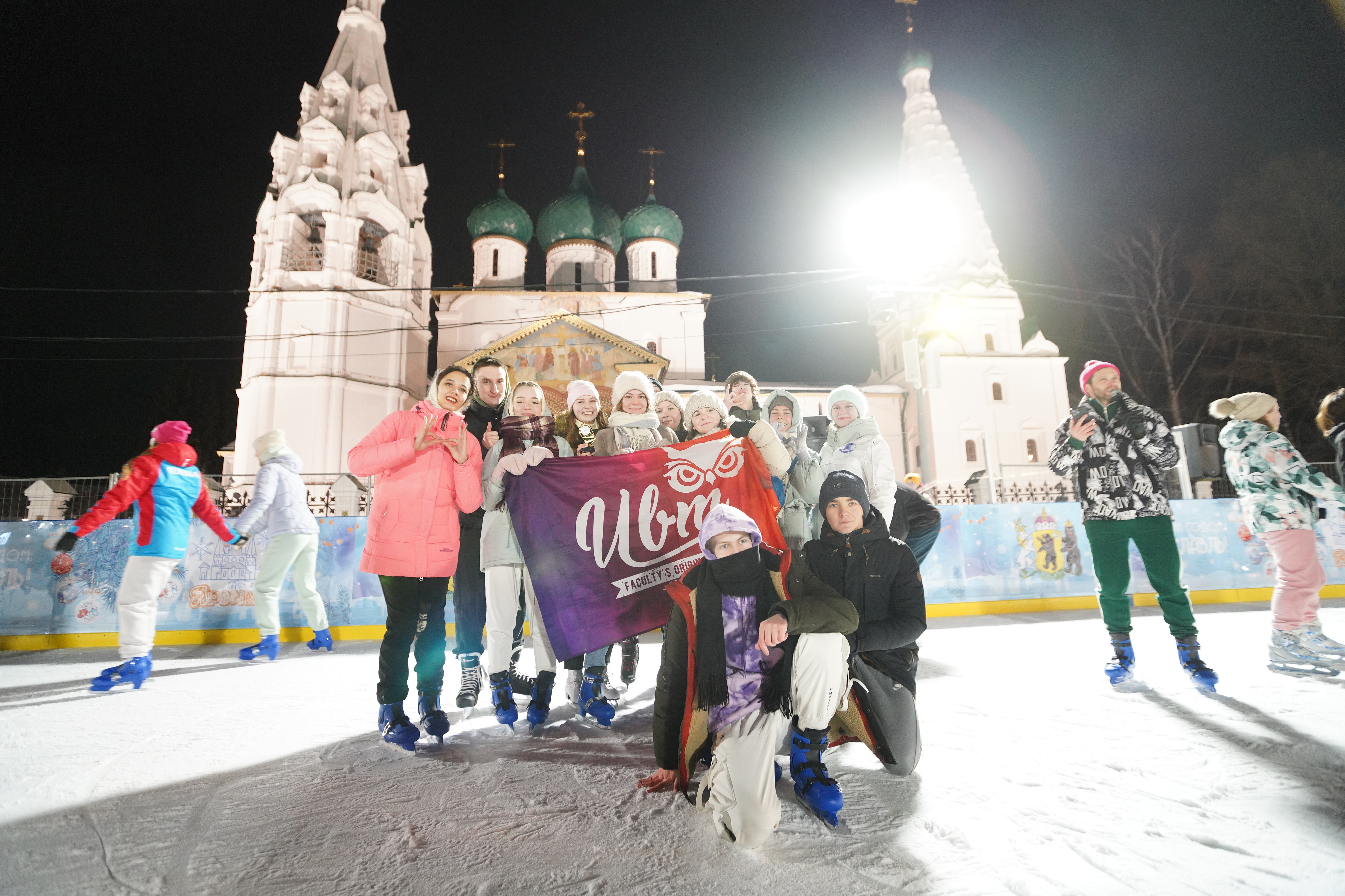 Каток в ярославле на советской 2024. Катания на коньках. Каток на Советской площади. Каток на Советской площади Ярославль. Татьянин день на коньках.