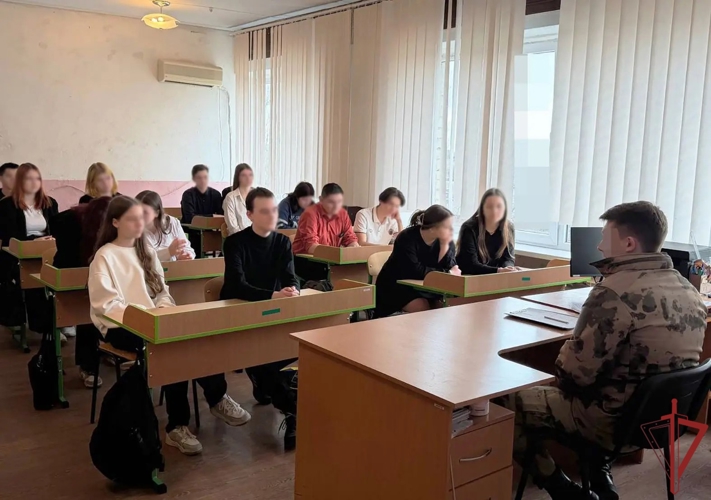 В учебных заведениях ДНР росгвардейцы проводят военно-патриотическую работу