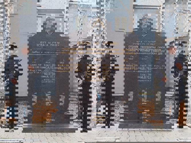 В ОРЕНБУРЖЬЕ ПРЕДСТАВИТЕЛИ РОСГВАРДИИ ВОЗЛОЖИЛИ ЦВЕТЫ К ПАМЯТНИКУ ПОГИБШИХ КОЛЛЕГ, СРЕДИ КОТОРЫХ – БОРЦЫ С ОРГАНИЗОВАННОЙ ПРЕСТУПНОСТЬЮ