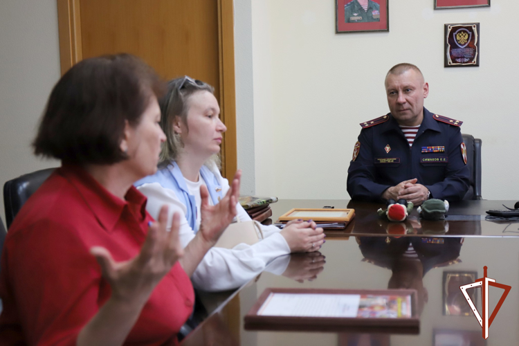 Начальник Управления Росгвардии по ХМАО — Югре провел рабочую встречу с представителями волонтерского движения «Шьем для наших»