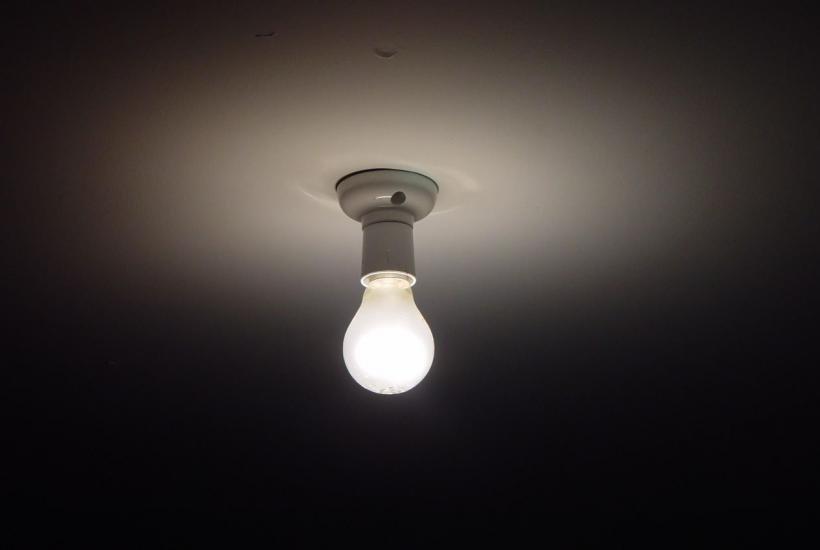 Лампочка на потолке