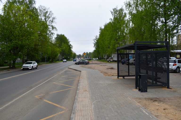 В Твери устанавливают новые остановочные павильоны