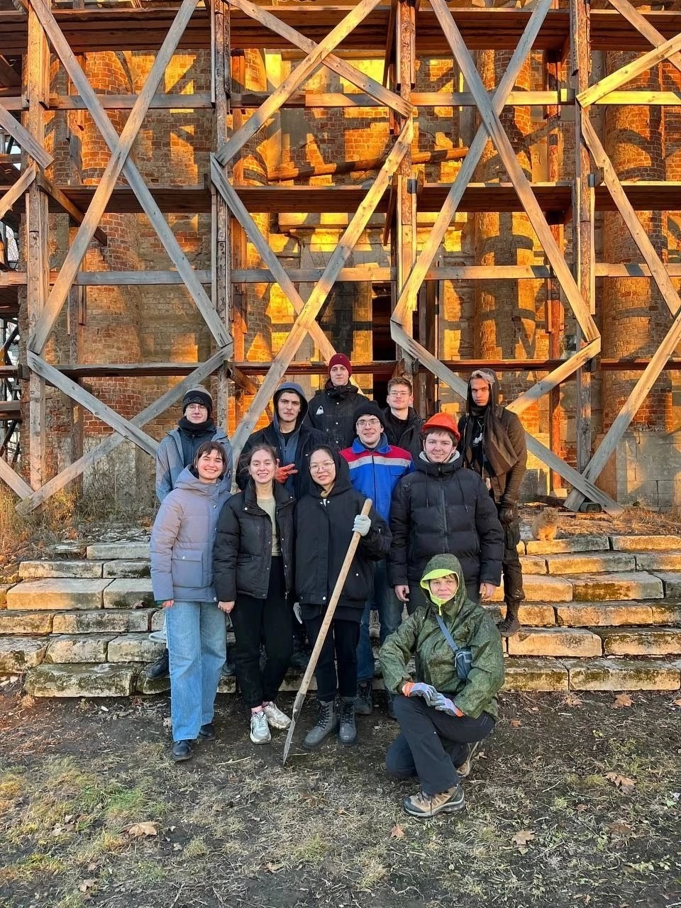 Добровольцы помогают «Белому Ирису» сохранять хрупкую старину