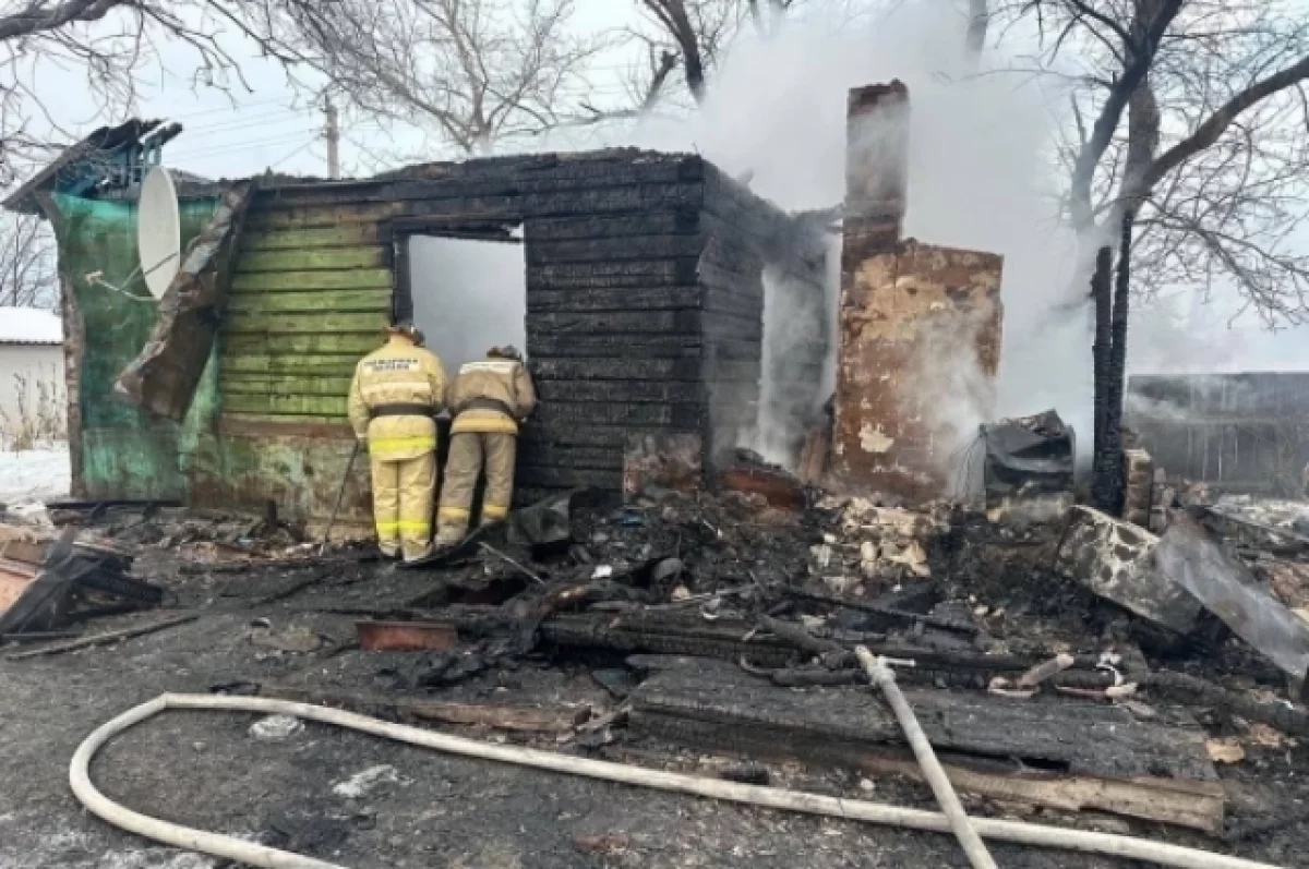 Во время пожара спастись удалось только главе семьи и двум сыновьям.