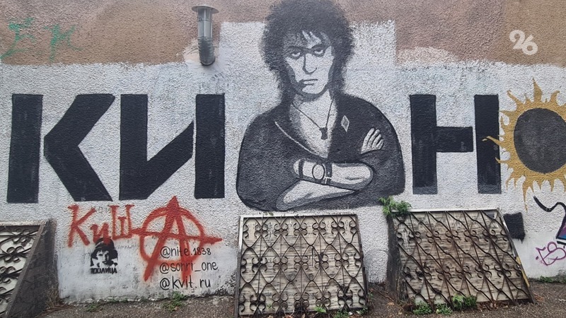 Лишь однажды текст. Классные надписи на стену. Тексты песен. В этих стенах нам все интересно песня. Аурики мем.